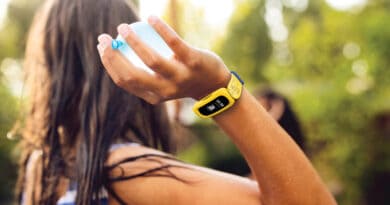 Fitbit launch ACE 3 Minions Yellow Backyard